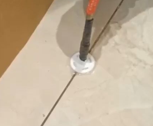 邹平瓷砖空鼓维修公司专业解答瓷砖在铺贴过程中，如果没有涂抹均匀到位的粘结材料（如水泥砂浆或瓷砖胶），可能会导致以下问题